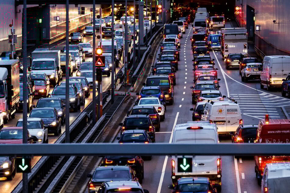 Im vergangenen Jahr standen Münchens Pendler rechnerisch vier volle Tage und 20 Stunden im Berufsverkehr fest. (Symbolbild)