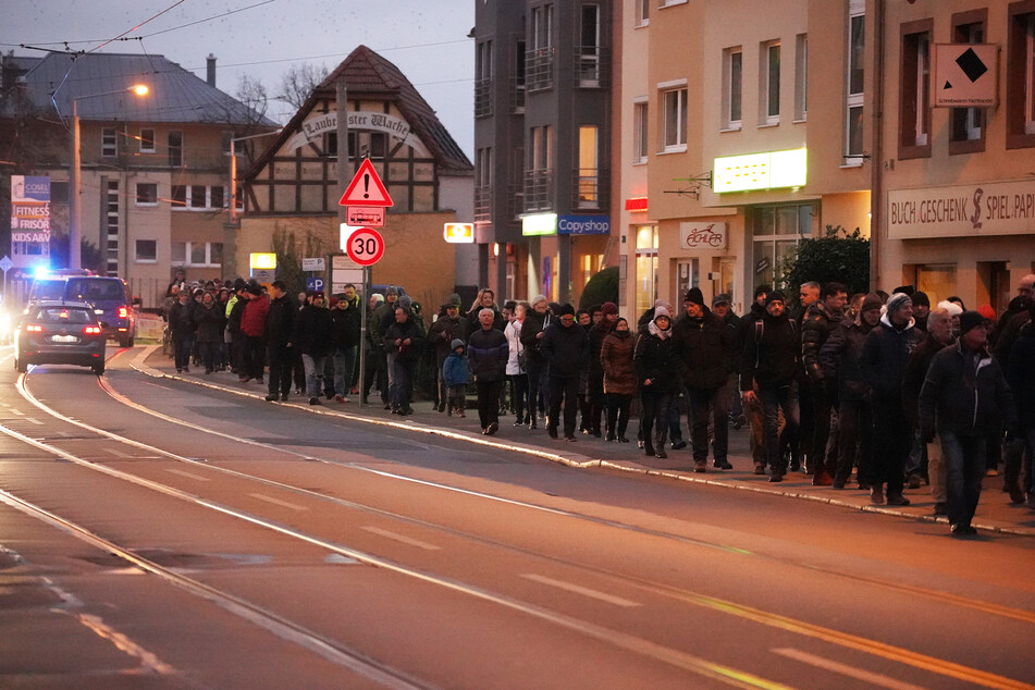 Etwa 500 Menschen "spazierten" abermals durch Dresden-Laubegast.