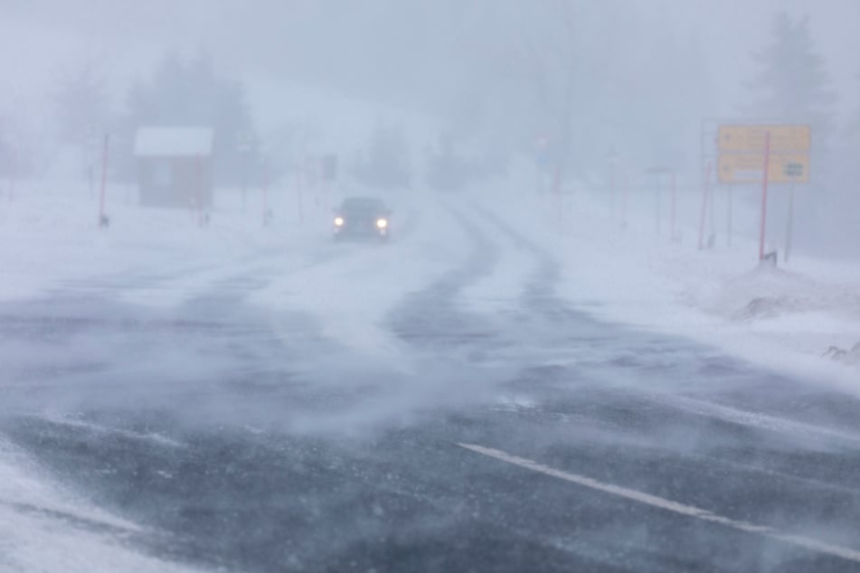 Starke Schneeverwehungen erschweren die Sicht beim Autofahren.