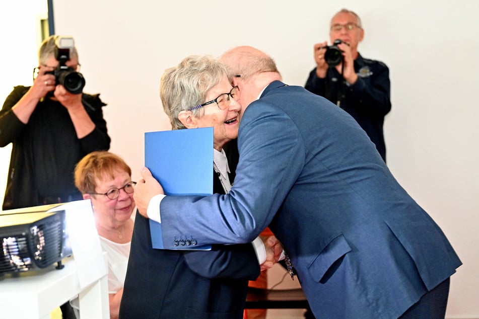 OB Sven Schulze (53, SPD) gratulierte Renate Aris am Montag zum 90. Geburtstag.