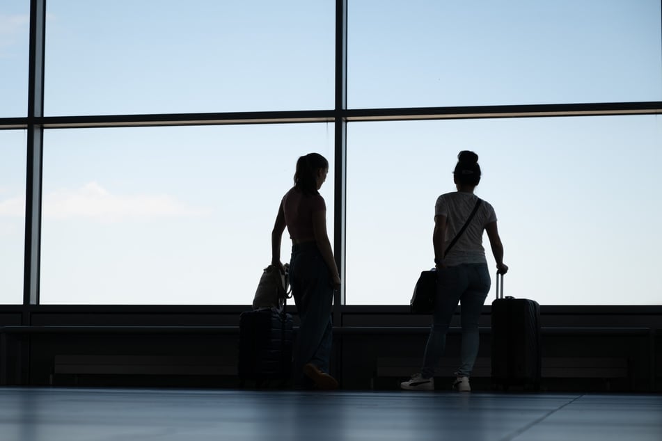 Passagiere im Flughafen Dresden auf der Aussichtsplattform. Für Sachsens Flughäfen sind die Aussichten derzeit alles andere als rosig. Andere Airports hingegen boomen wieder. Woran liegt das?