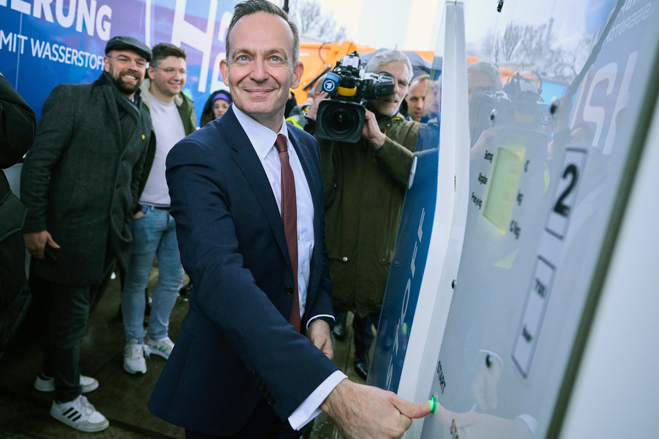 In Berlin hofft die FDP darauf, künftig weitere Wasserstoff-Tankstellen zu eröffnen, wie hier durch Bundesverkehrsminister Volker Wissing (52, FDP) in Neukölln.