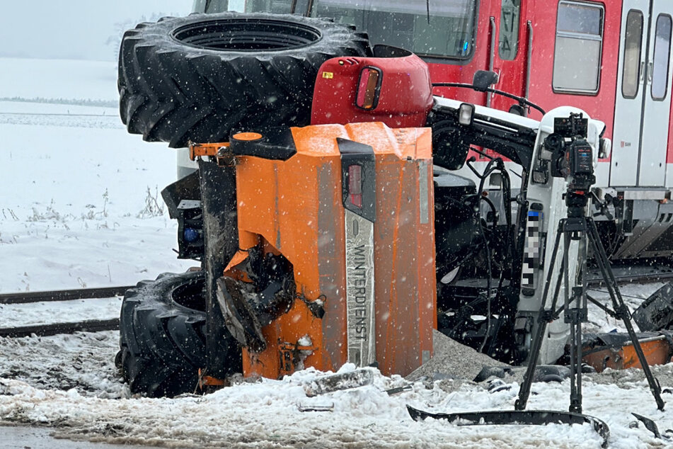 Durch den Zusammenstoß mit einer S-Bahn wurde eine landwirtschaftliche Maschine im Winterdienst-Einsatz völlig zerstört.