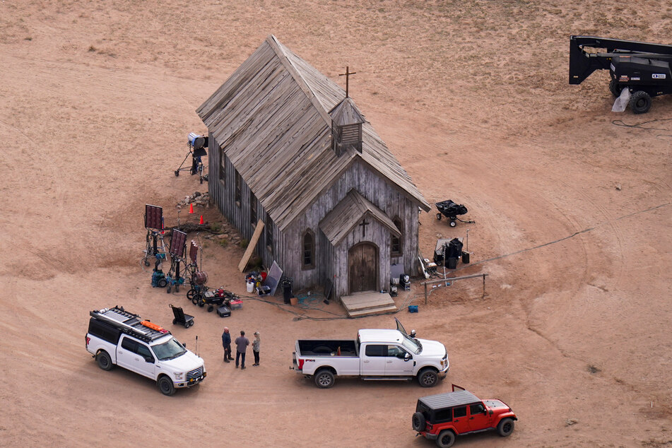 Diese Luftaufnahme zeigt einen Teil des Filmsets der Bonanza Creek Ranch in Santa Fe, wo die Kamerafrau Halyna Hutchins durch einen Schuss des Schauspielers Alec Baldwin starb.