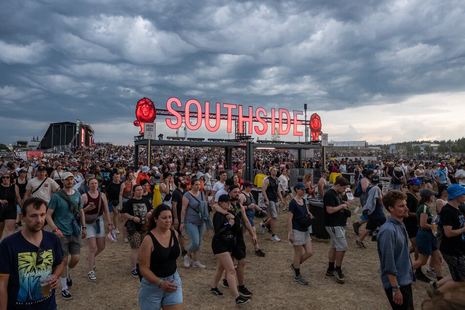 Die dunklen Wolken verhießen nichts Gutes, das Festival musste zwei Stunden unterbrochen werden.