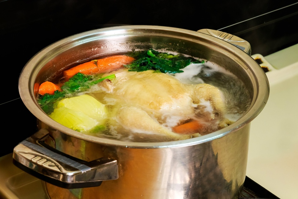 Wer einen Schnellkochtopf zur Hand hat, benötigt übrigens nur etwa ein Drittel der Kochzeit für das Suppenhuhn.