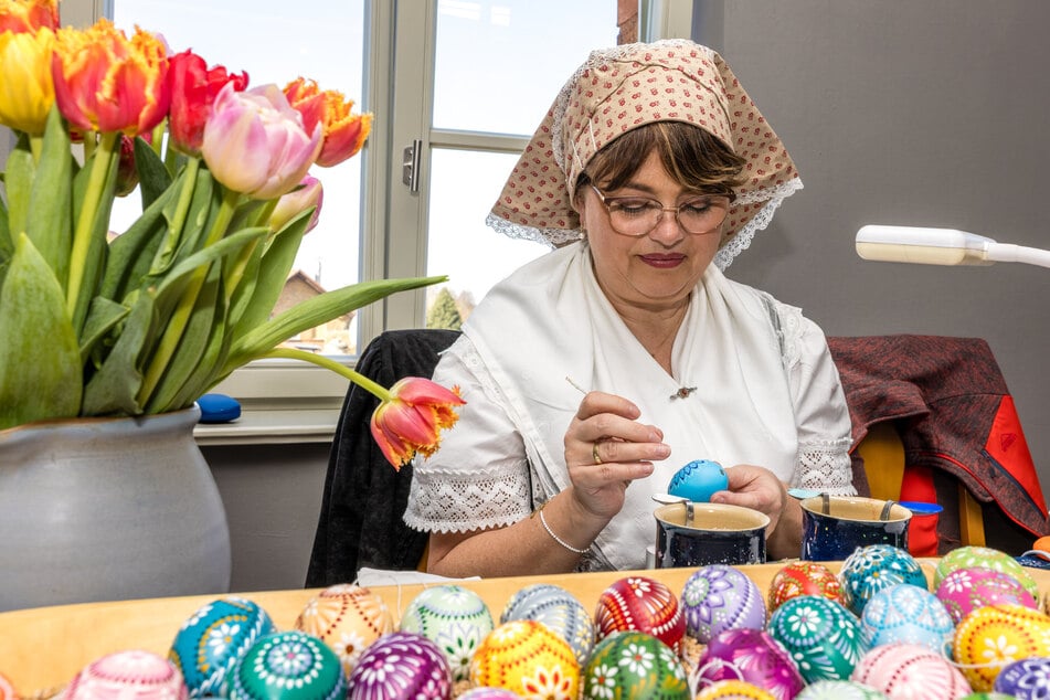 Unter Anleitung von Astrid Homola-Domaschke kann man am Sonnabend Ostereier mit der Wachs-Bossiertechnik nach sorbischer Tradition verzieren.