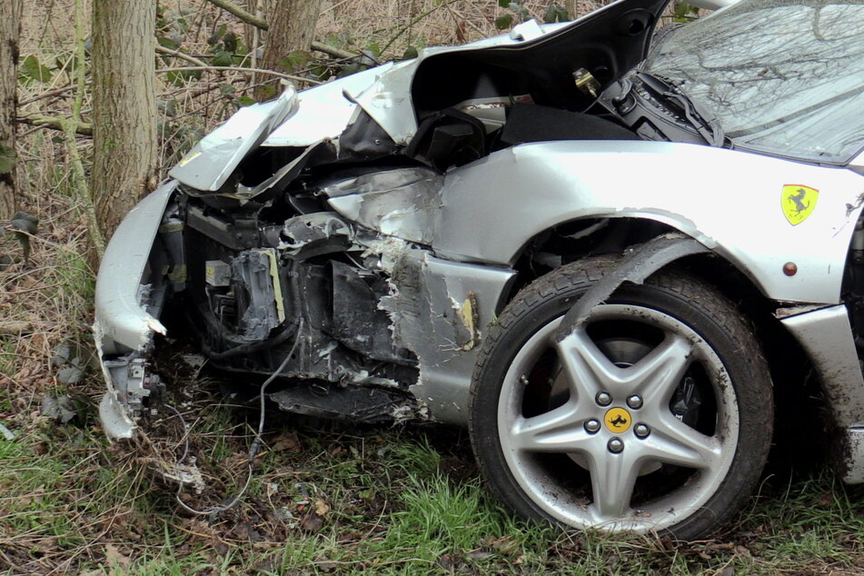 Der Fahrer (65) des Ferrari F355 GTS war während einer Probefahrt in Langenfeld gegen einen Baum geprallt, der Wagen wurde massiv demoliert.