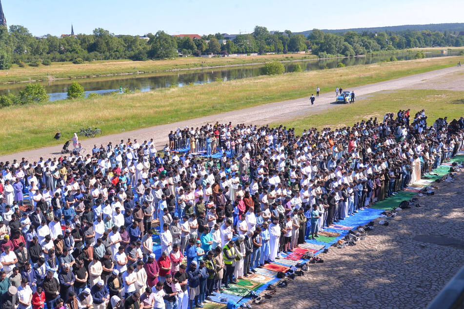 Hunderte Muslime, darunter aus Pakistan, Syrien, Afghanistan, Jordanien oder Algerien, hatten sich Sonntagfrüh am Elbufer versammelt.