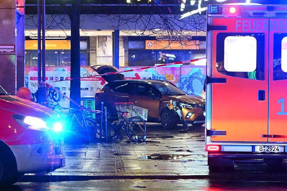 Der Renault steht nach dem Unfall mitten auf dem Hardenbergplatz.