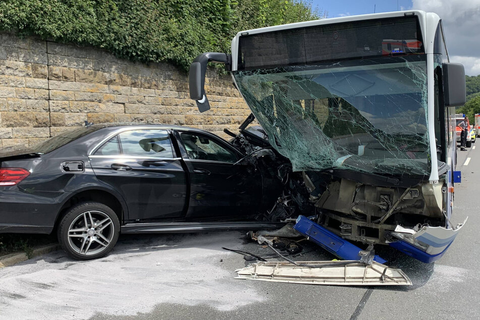 Heftiger Crash zwischen Bus und Auto.