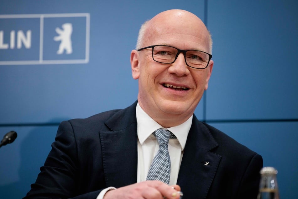 Bei einer Pressekonferenz am Dienstag wurde der Regierende Bürgermeister Kai Wegner (53, CDU) erneut mit den Vorwürfen konfrontiert.