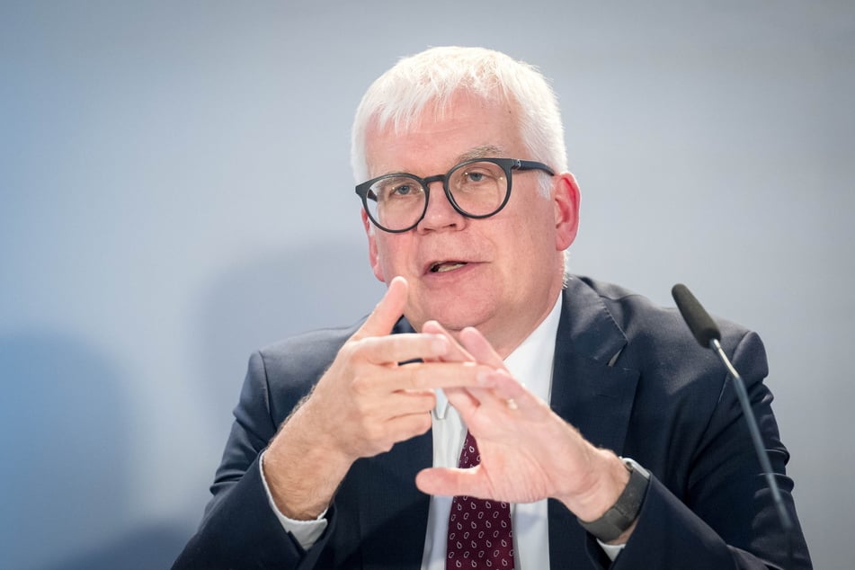 Finanzminister Hartmut Vorjohann (61, CDU) will, dass alle Ministerien konsequent sparen.