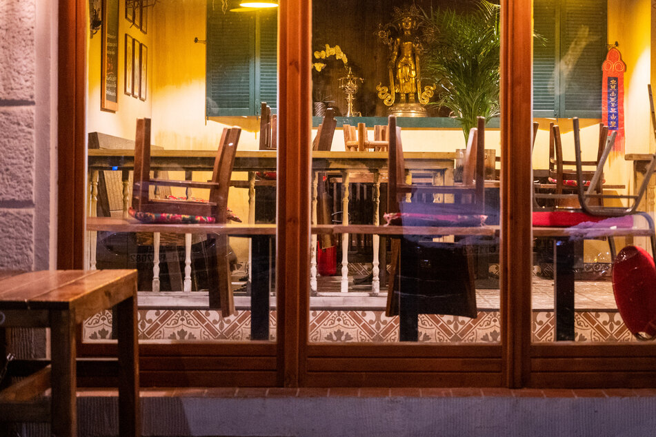 In einem Restaurant in Berlin stehen die Stühle auf den Tischen. Restaurants und Bars bleiben wegen der Maßnahmen gegen die Ausbreitung des Coronavirus weiterhin geschlossen.