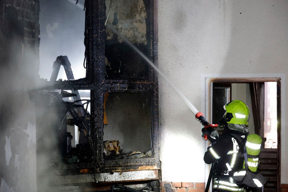 Chemnitz: Sperrmüll-Brand in Chemnitz: Flammen greifen auf Wohnung über
