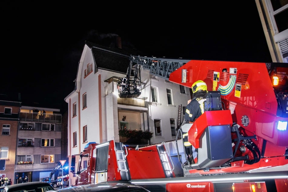 Mit einer Drehleiter rettete die Feuerwehr mehrere Personen aus dem Haus in Neuss.