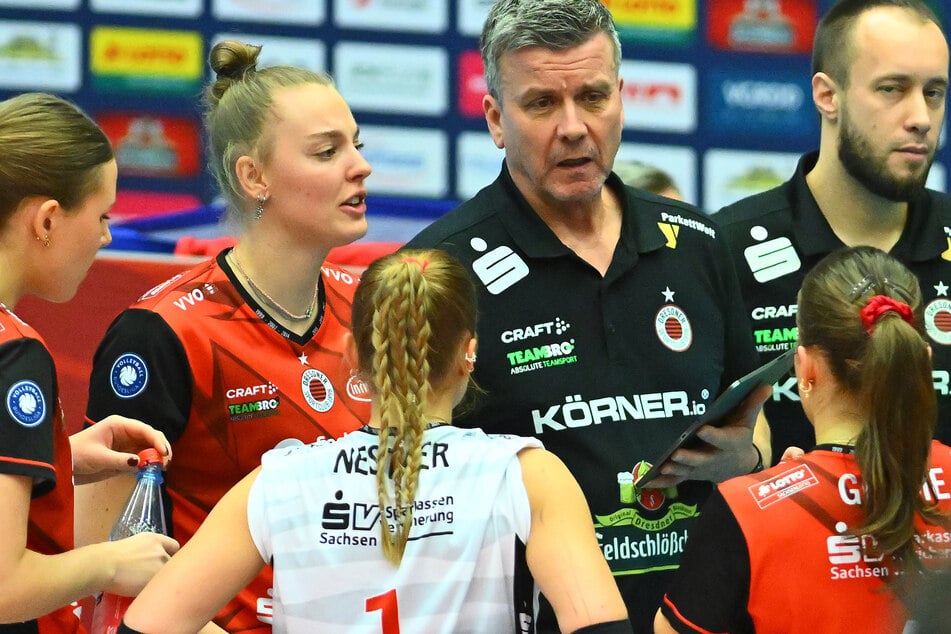 Viel Zeit für die Vorbereitung blieb DSC-Coach Alex Waibl (57, M.) nicht.