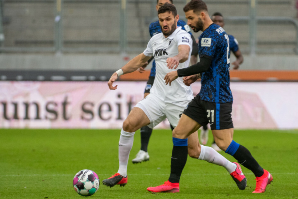 Daniel Caligiuri (l.) von Augsburg und Herthas Marvin Plattenhardt kämpfen um den Ball.