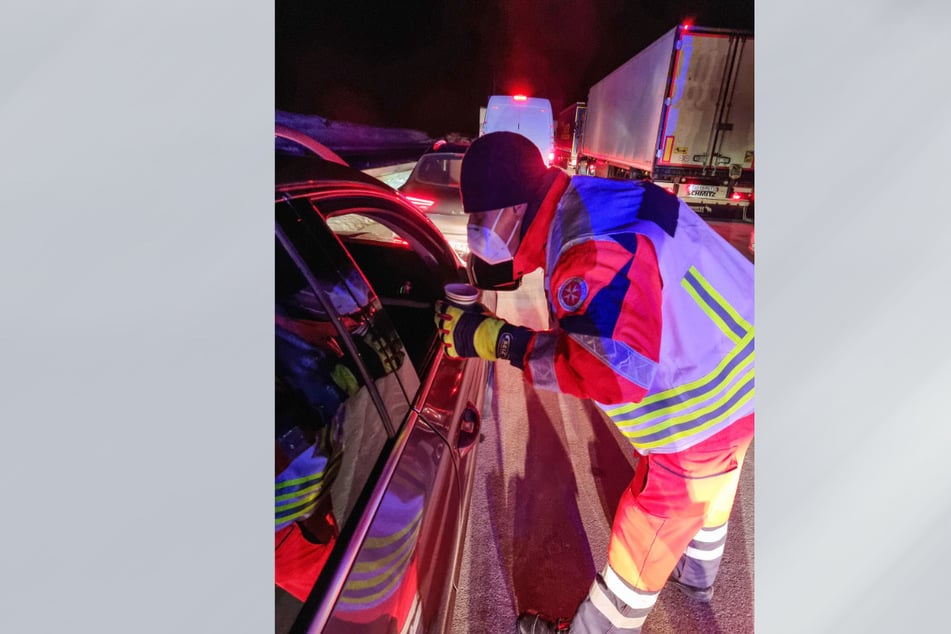 Schon in der Nacht zu Montag hatten Johanniter auf der A17 an Autofahrer im Stau Heißgetränke ausgeschenkt.