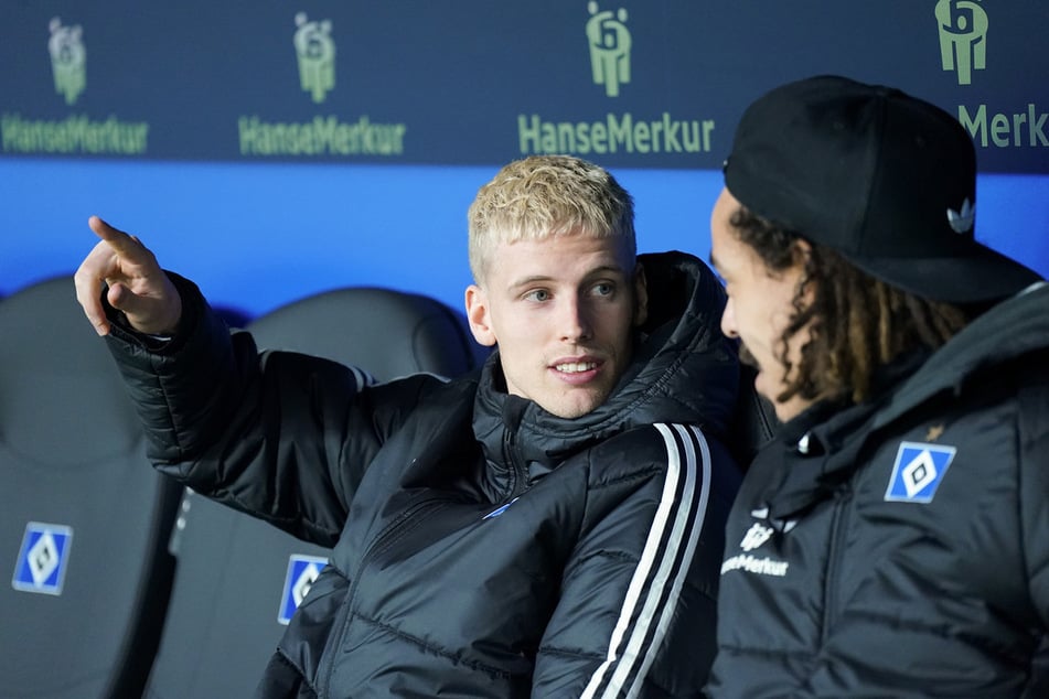 Dass Albert Grönbaek (24), l. im Spiel gegen den FC Augsburg die Chance auf seinen ersten Einsatz für den HSV bekommt, ist groß.