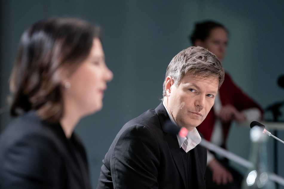 Andreas Scheuer attackiert die Opposition und die Verkehrspolitik der Grünen, rund um Annalena Baerbock (40, l.) und Robert Habeck (51, r.)