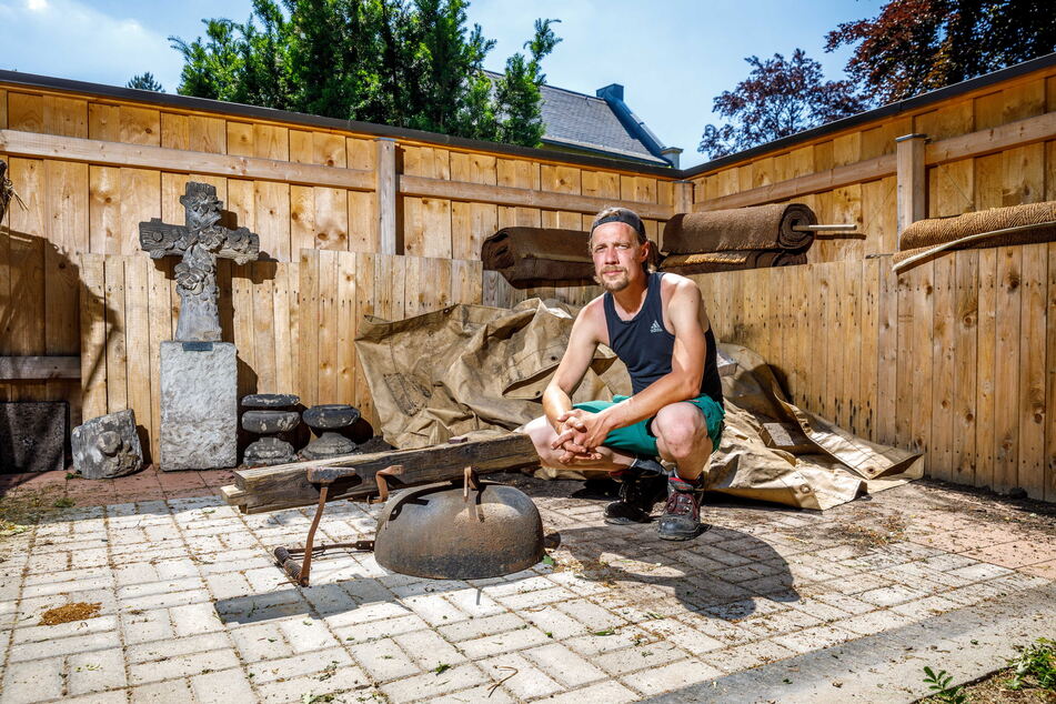 Friedhofsmeister Maik Knorr (33) blieb nur noch die Eisenglocke.
