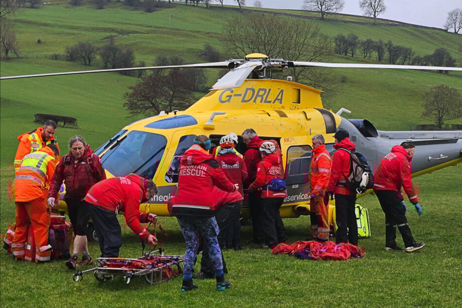 Ein Rettungshubschrauber brachte das 19-jährige Unfallopfer in ein nahe gelegenes Traumazentrum.