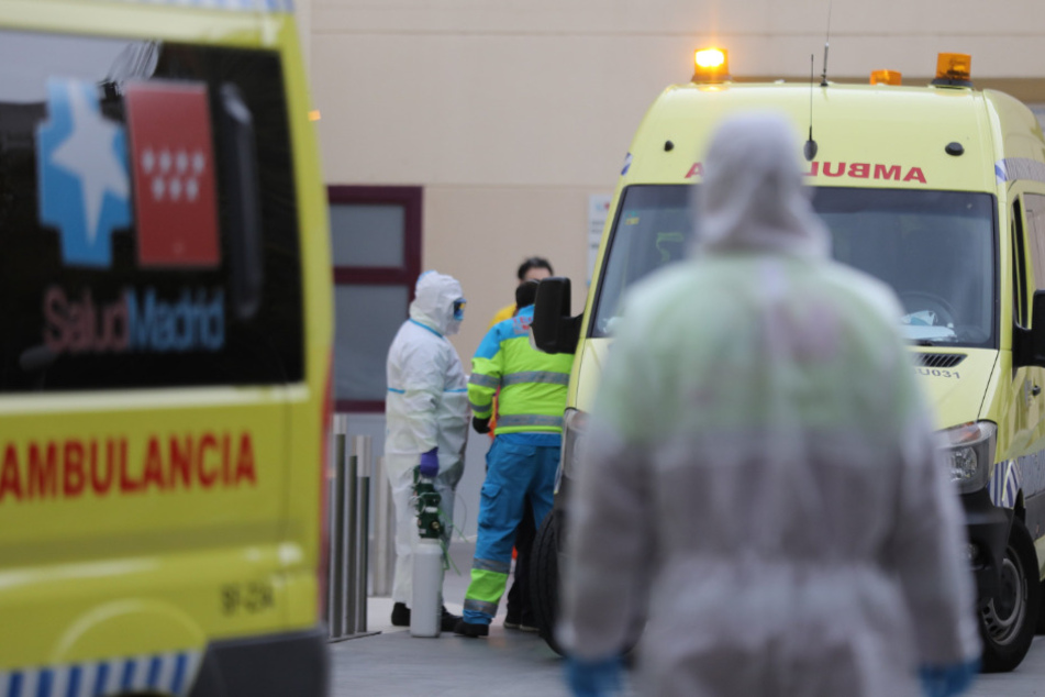 Gesundheitspersonal arbeitet neben einem Krankenhaus in Madrid.