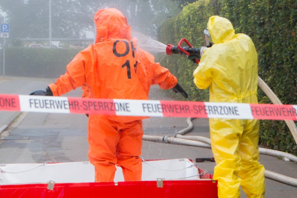 Mit Schutzanzügen schirmten sich die Spezialkräfte der Feuerwehr gegen das giftige Chlorgas ab.