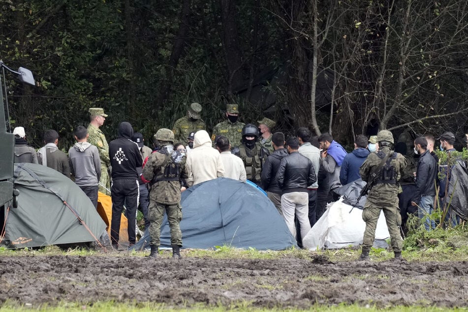 Seit Wochen sitzen Migranten an der Grenze zwischen Polen und Belarus fest.
