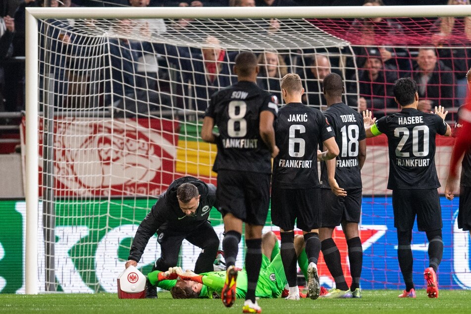Eintracht Frankfurts Schlussmann Kevin Trapp lag am Boden, nachdem direkt in seiner Nähe ein Feuerwerkskörper hochging.