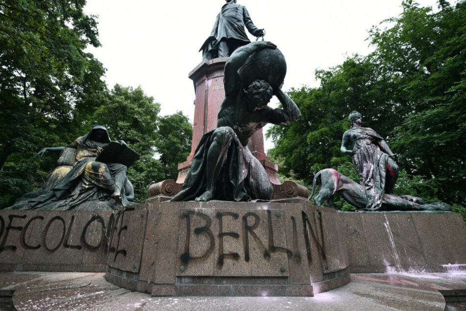 "Decolonize Berlin" ist auf das mit Farbe beschmierte Bismarck-Nationaldenkmal in Berlin gesprüht.