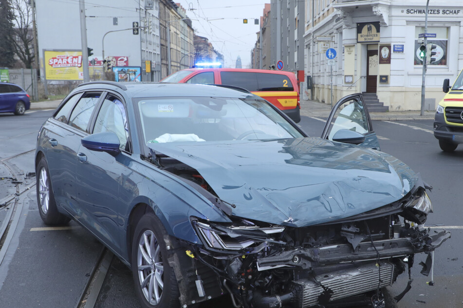 Unfall in Friedrichstadt legt Kreuzung lahm - drei Personen verletzt!