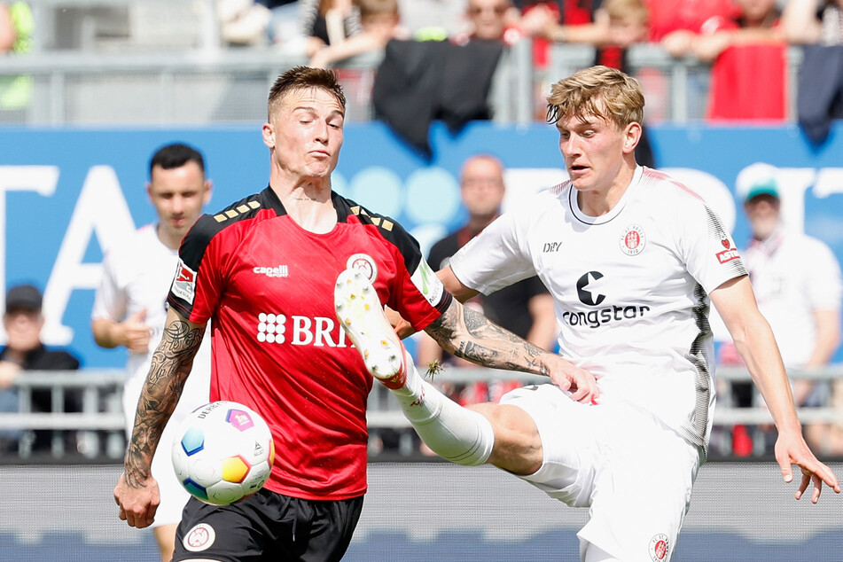 Der SV Wehen Wiesbaden machte es dem FC St. Pauli um Aljoscha Kemlein (r) extrem schwer.