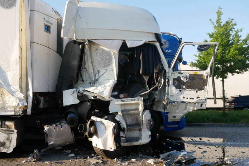 Der Sattelzug wurde bei dem Crash total zerstört.