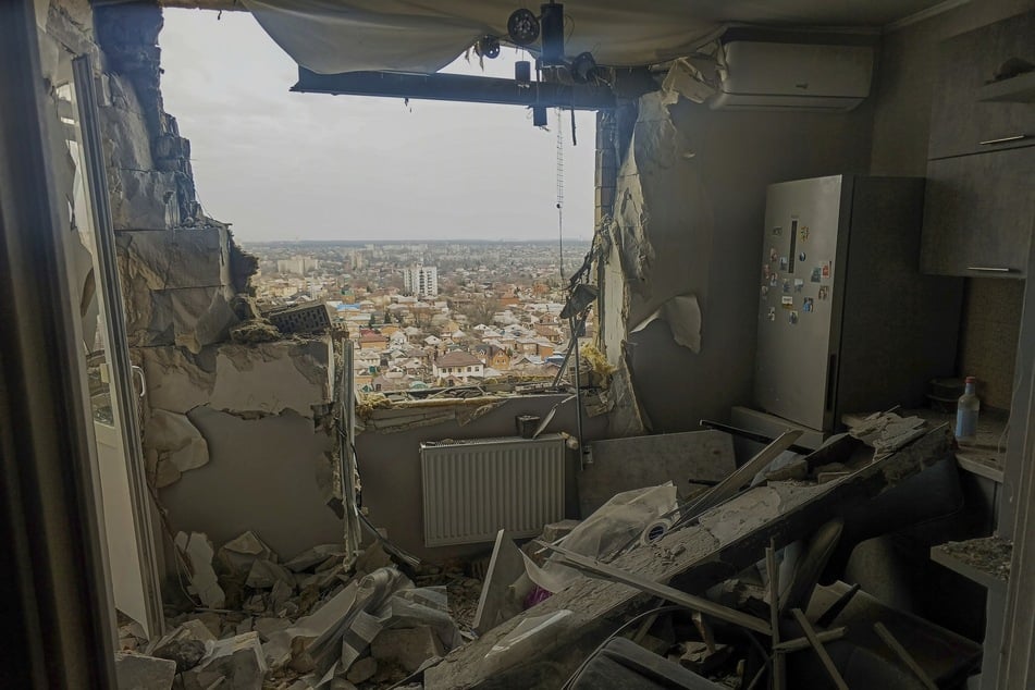Blick aus der beschädigten Wohnung in einem Wohnhaus nach dem Angriff einer ukrainischen Drohne in Rostow am Don, Russland. (Archivbild)