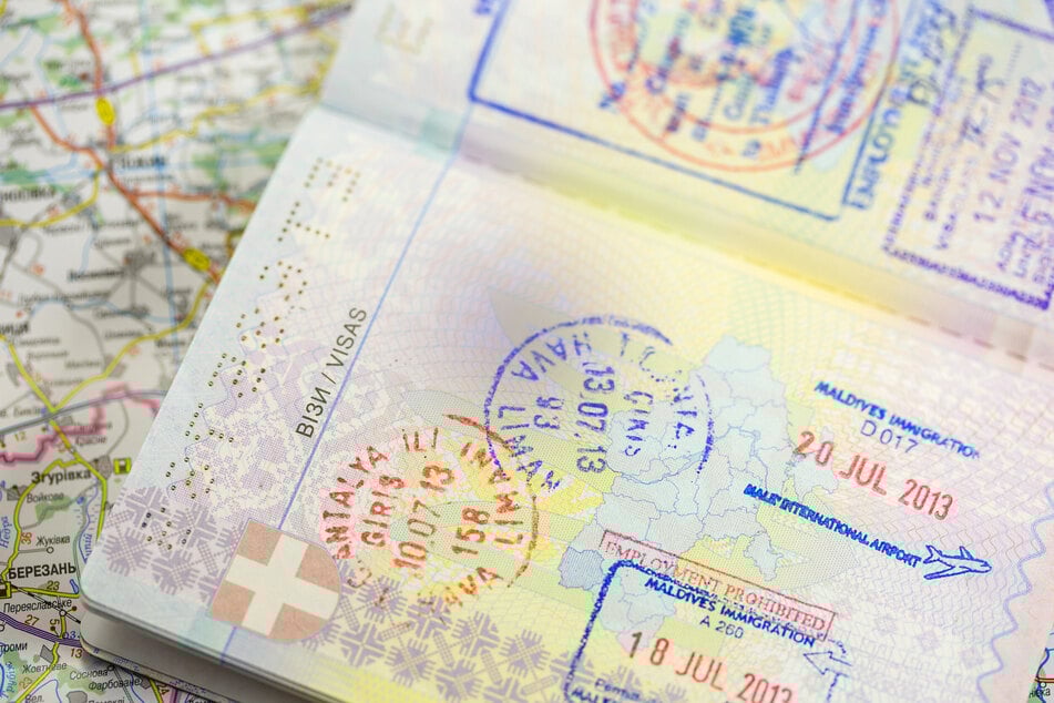 Wer beispielsweise Stempel aus vielen bereisten Ländern gesammelt hat, darf den alten Reisepass behalten.