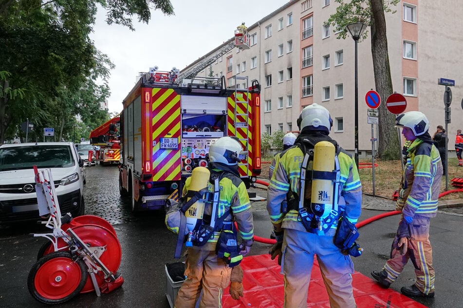 Unter Atemschutz ging ein Trupp der Feuerwehr in die Brand-Wohnung.