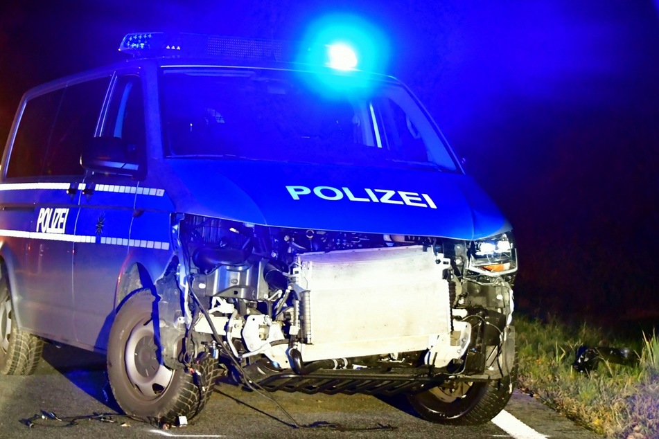 Der Flüchtige prallte mit einem Funkwagen der Polizei zusammen.