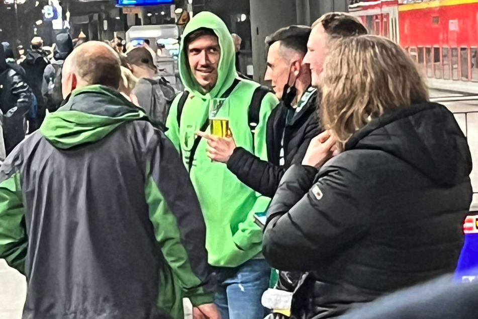 Max Kruse (2.v.l.) wird in der Nacht zu Sonntag am Bremer Hauptbahnhof von Werder-Fans umringt.