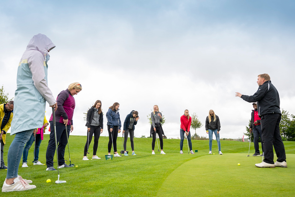Einweisung für die DSC-Girls und Sponsoren durch Golf-Profi Paul Todd.