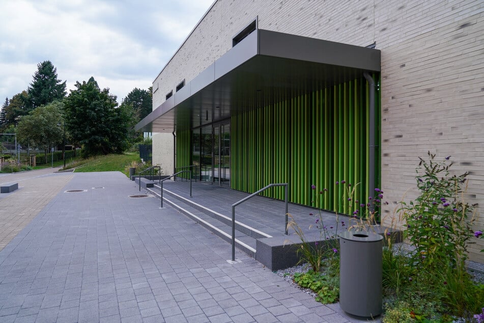Die Wasserschäden in der Zwei-Feld-Turnhalle der Friedrich-Wolf-Grundschule in Langebrück geben der Stadt Rätsel auf. (Archivfoto)