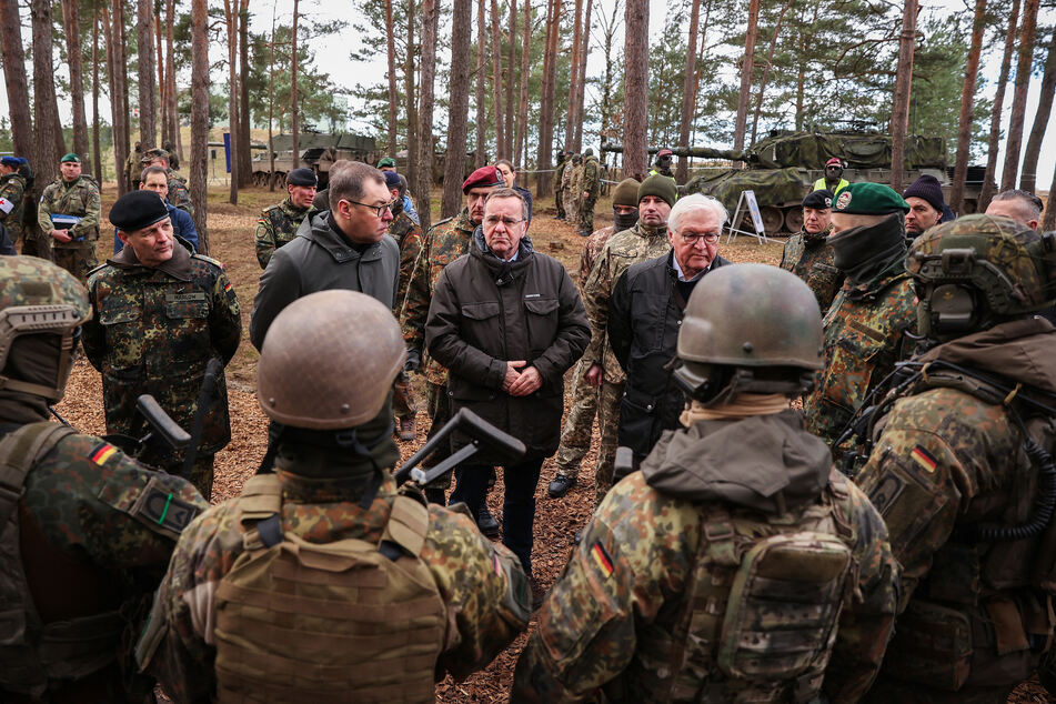 Verteidigungsminister Boris Pistorius (63, SPD, m.) und Bundespräsident Frank-Walter Steinmeier (68, SPD) sprachen während eines Besuchs der ukrainischen Truppe auf dem Truppenübungsplatz Klietz mit Bundeswehrsoldaten, die ukrainische Soldaten ausbilden.
