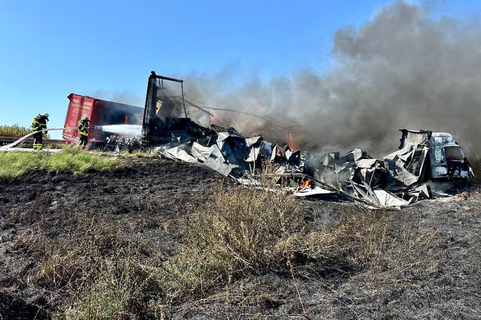 Drei Lkw und ein Wohnmobil brannten kurz nach dem Aufprall lichterloh.