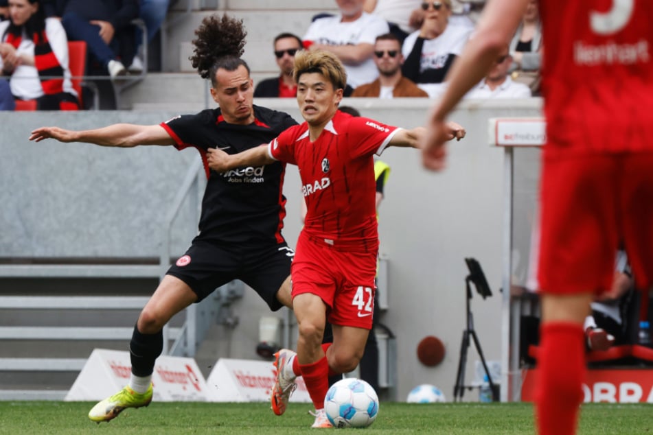 Könnten schon bald Mitspieler werden: Eintracht Frankfurts Arthur Theate (25, l.) und Ritsu Doan (26) vom SC Freiburg.