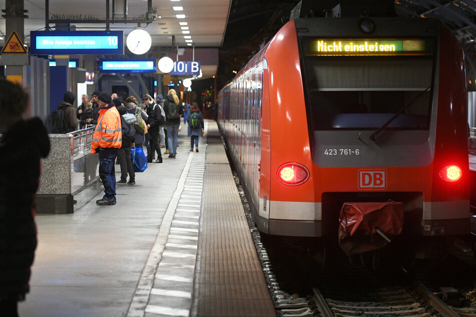 Der Fahrer einer S-Bahn musste in Köln-Mülheim eine Vollbremsung hinlegen, weil sich ein Jugendlicher von außen am Zug festhielt. (Symbolbild)