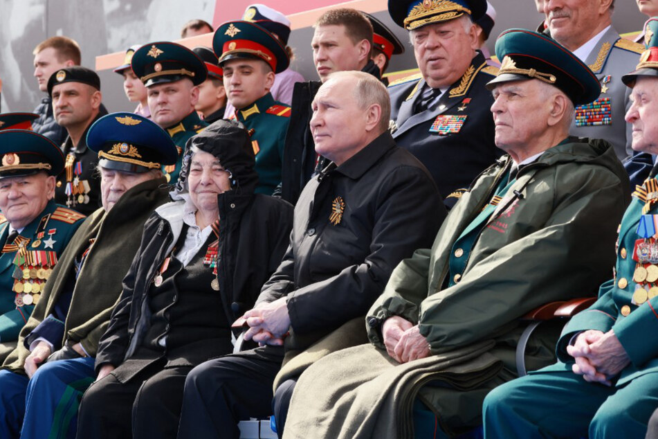 Wladimir Putin (M.) bei der Militärparade zum "Tag des Sieges" auf dem Roten Platz in Moskau.