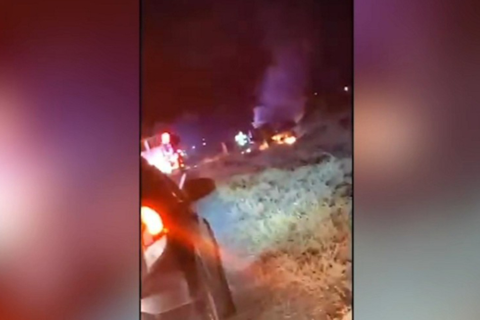 Nach dem Unfall ging der Pick-Up in Flammen auf.
