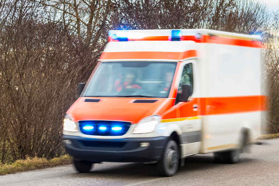 Ein Rettungswagen brachte ihn ins Krankenhaus. (Symbolbild)