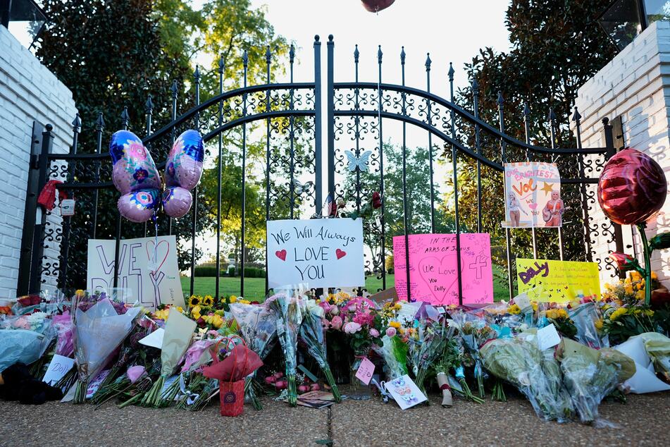 Vor dem Anwesen der Sängerin wurden Blumen niedergelegt.